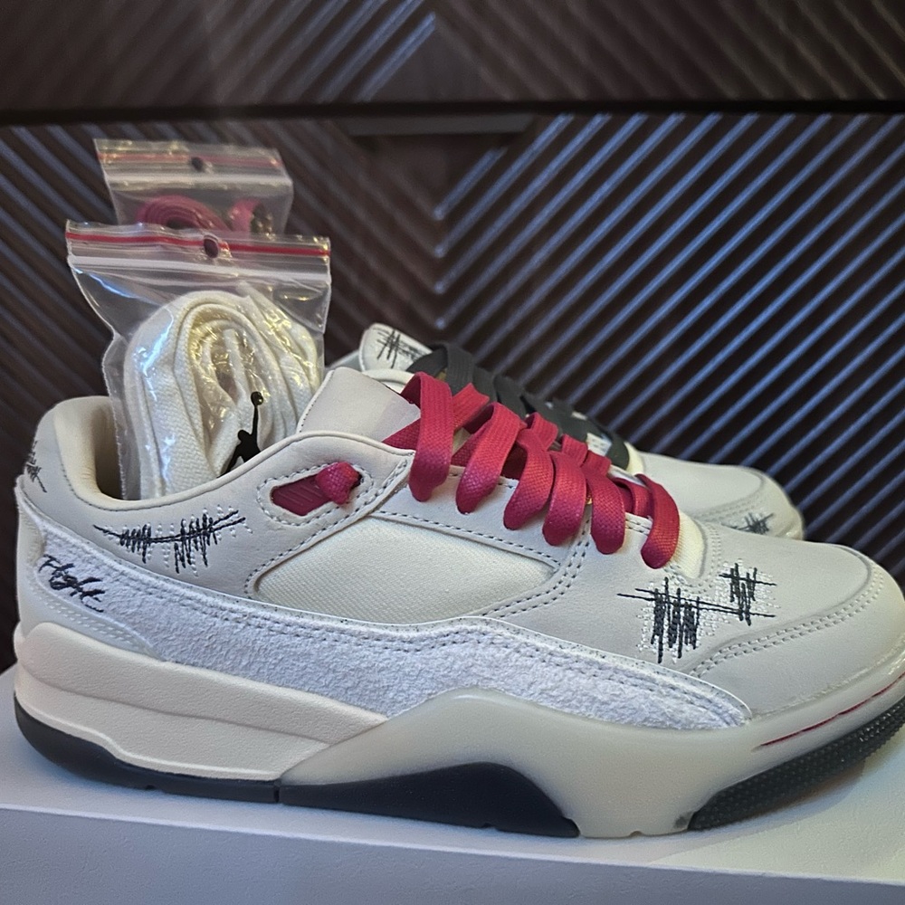 Jordan Flight Court SP in Coconut Milk and Varsity Red
